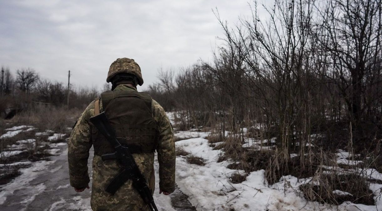 Soldado ucraniano é visto saindo de Svitlodarsk, na Ucrânia, em 11 de fevereiro de 2022