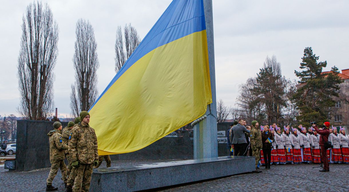 Soldados ucranianos hasteiam bandeira nacional em área de treinamento