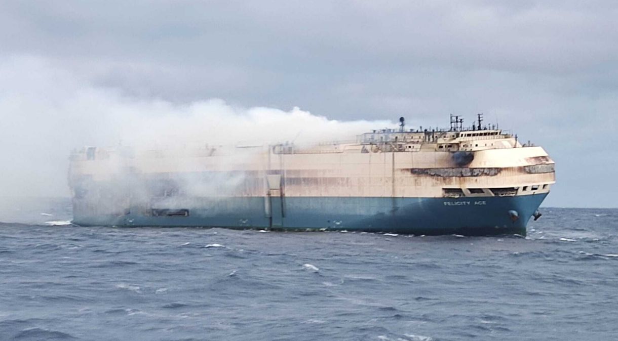 Navio que transportava carros de luxo pegou fogo no meio do Oceano Atlântico; tripulantes foram evacuados