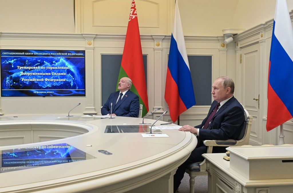 O presidente da Rússia, Vladimir Putin, e o presidente de Belarus, Alexander Lukashenko, no Kremlin de Moscou enquanto assistem a exercícios militares