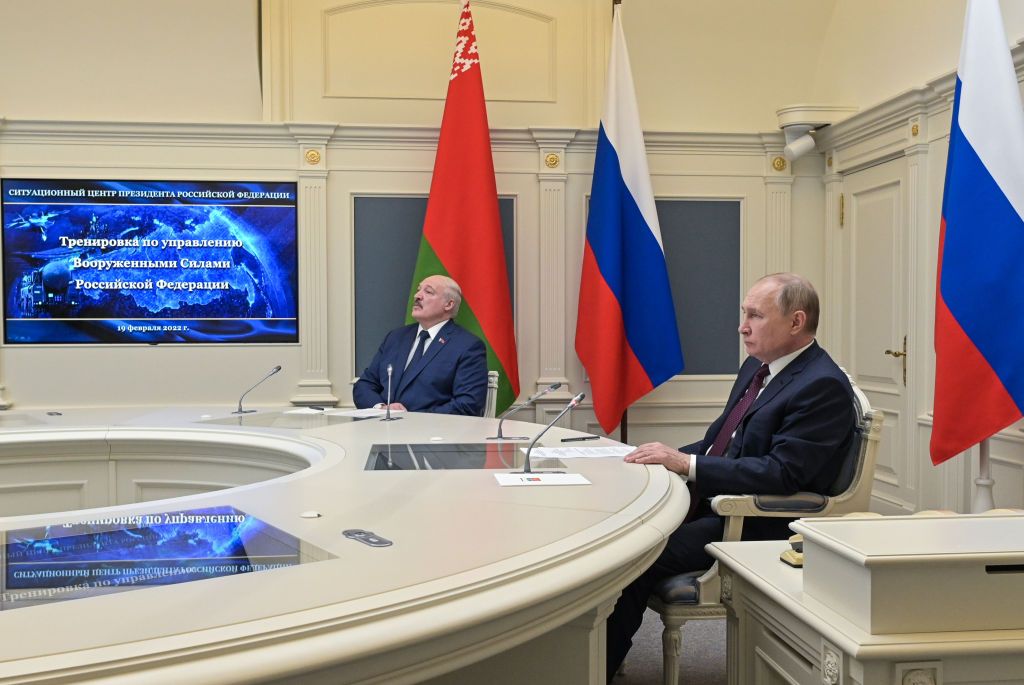 O presidente da Rússia, Vladimir Putin, e o presidente de Belarus, Alexander Lukashenko, no Kremlin de Moscou enquanto assistem a exercícios militares