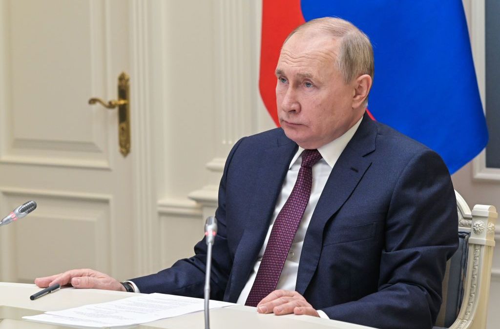 O presidente da Rússia, Vladimir Putin, no Kremlin de Moscou enquanto assistem a exercícios militares neste sábado (19)
