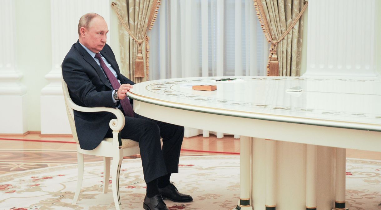 Putin em encontro com presidente do Azerbaijão nesta terça-feira (22)