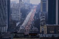 Moradores de Kiev formam longas filas de carro tentando sair da capital da Ucrânia