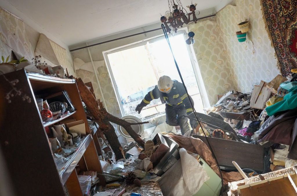Bombeiros ucranianos chegam para resgatar cidadãos após ataque aéreo atingir um prédio residencial em Chuhuiv, Kharkiv Oblast, na Ucrânia, em 24 de fevereiro de 2022