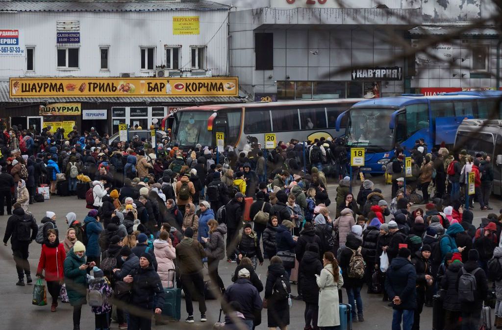 Pessoas esperam ônibus em rodoviária em tentativa de deixar Kiev, a capital da Ucrânia, em 24 de fevereiro de 2022. A Rússia iniciou um ataque à Ucrânia, e expolosões vêm sendo relatadas em diversas regiões do país
