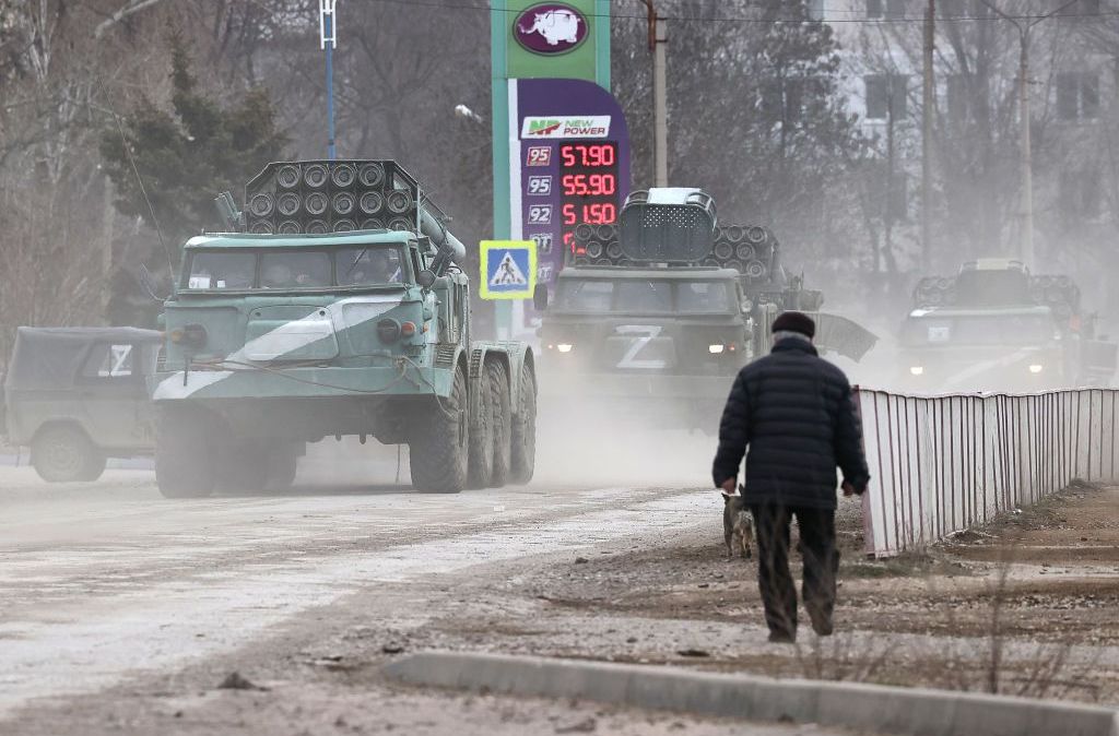 Veículos militares na cidade de Armyansk, no norte da Crimeia