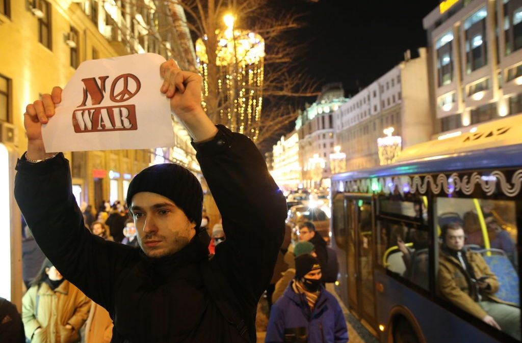Manifestante protesta contra a guerra na Ucrânia em Moscou, na Rússia, em 24 de fevereiro