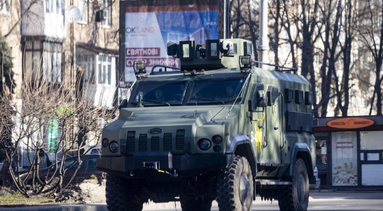 Um veículo blindado circula no bairro de Zhuliany, em Kiev, durante a intervenção militar da Rússia na Ucrânia, em 26 de fevereiro de 2022