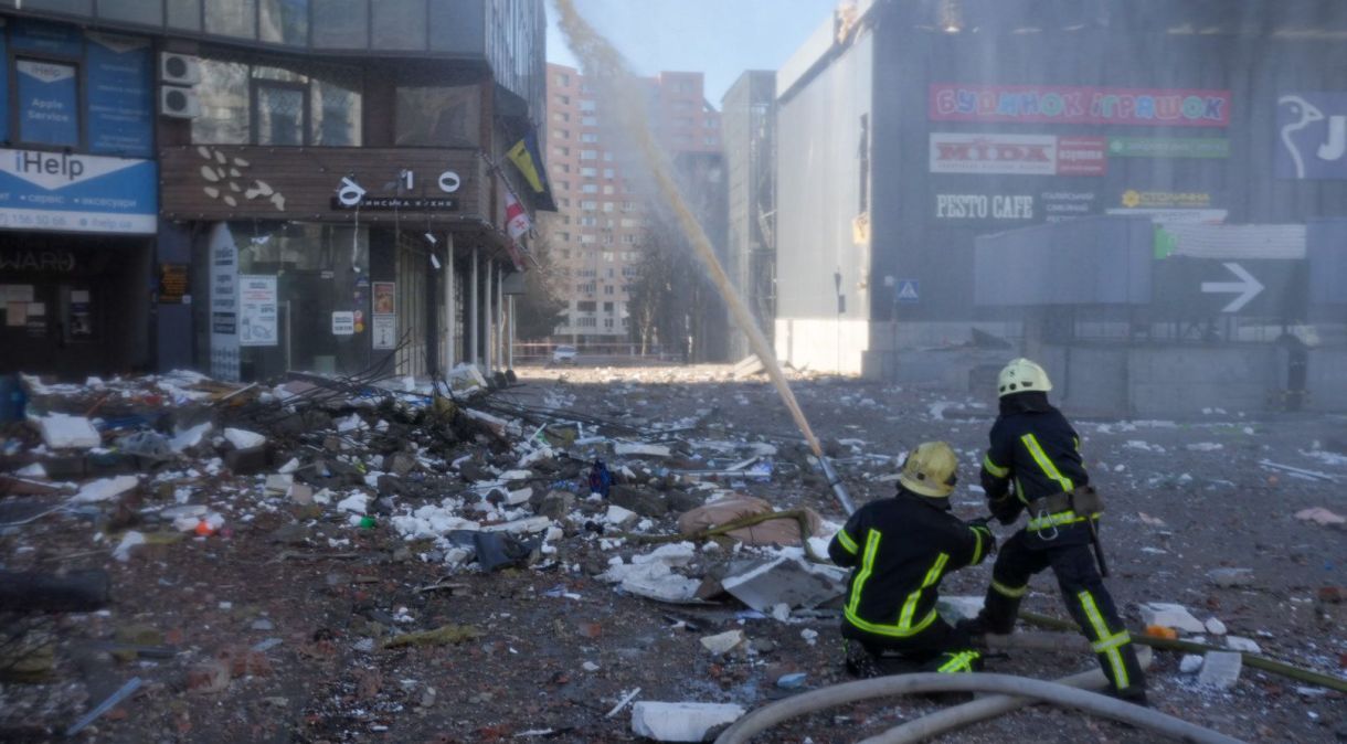 Bombeiros trabalham em um prédio residencial atingido por um ataque de míssil pela manhã em Kiev, enquanto a intervenção militar da Rússia na Ucrânia continua em 26 de fevereiro de 2022.