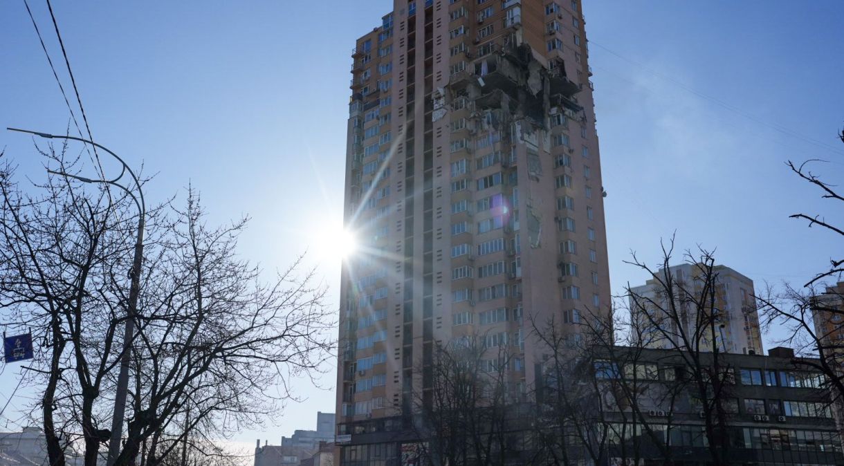Edifício residencial é danificado por um ataque de míssil pela manhã em Kiev, enquanto a intervenção militar da Rússia na Ucrânia continua em 26 de fevereiro de 2022