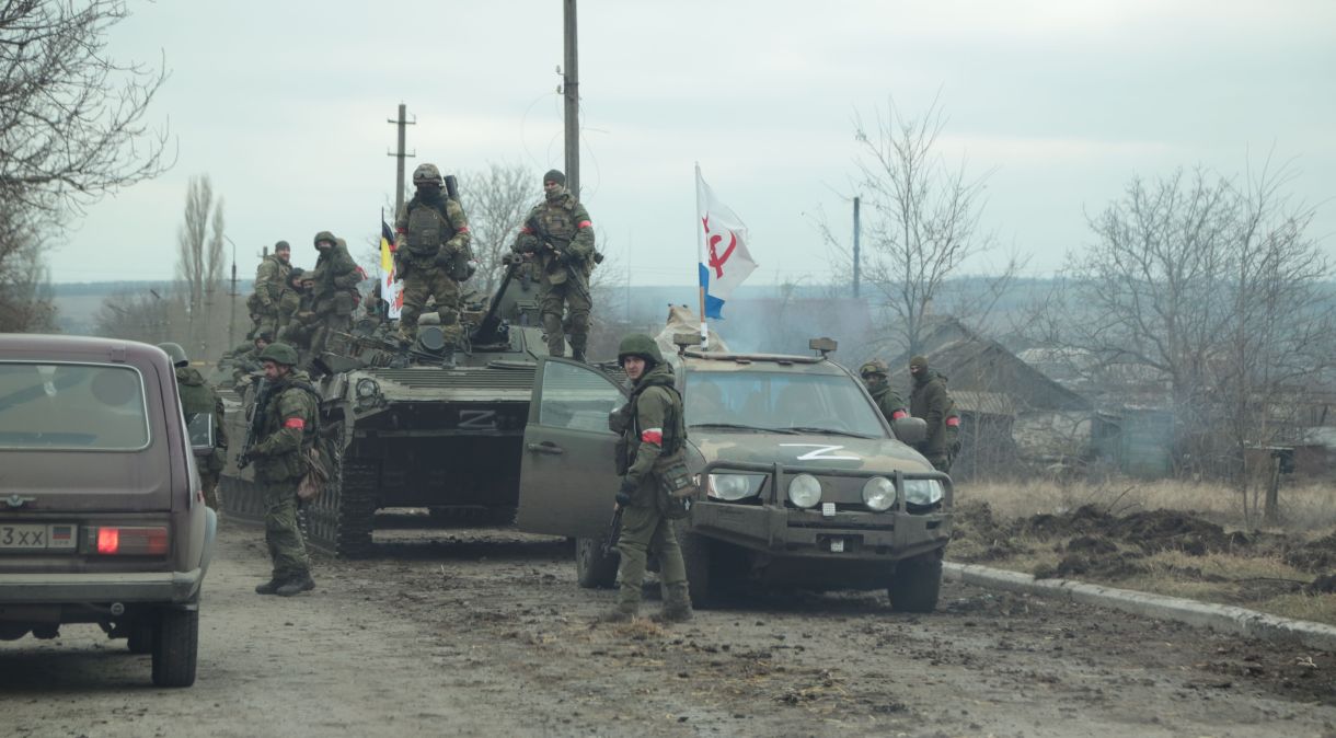 As forças russas e os separatistas pró-russos assumem o controle da vila de Nikolaevka, região de Donetsk, Ucrânia em 27 de fevereiro de 2022