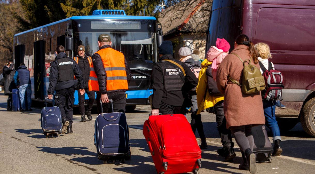 Pessoas no posto de controle Uzhhorod-Vysne Nemecke na fronteira Ucrânia-Eslováquia, região de Zakarpattia, Oeste da Ucrânia