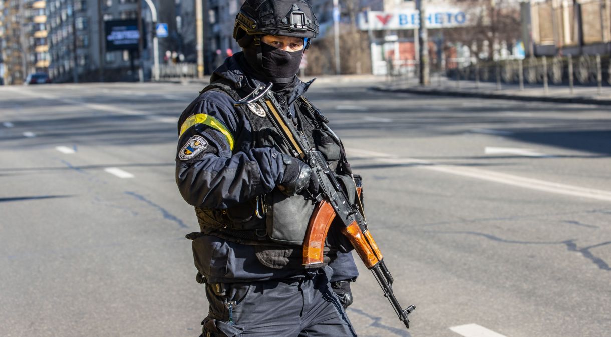 Forças de segurança ucranianas aumentam as medidas em meio a ataques russos em Kiev