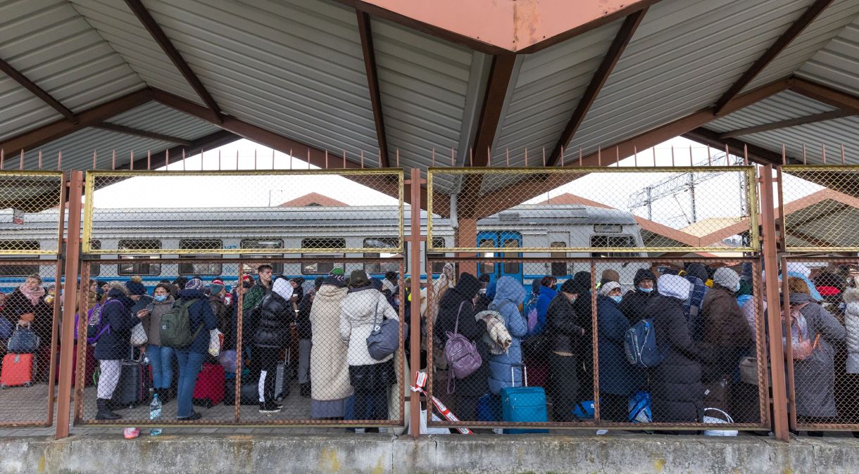 Estação de trem na Polônia registra alto fluxo de refugiados vindos da Ucrânia