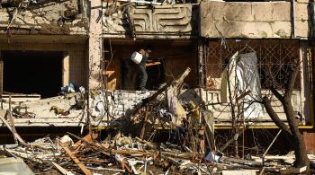 Makariv, a 48 km da capital ucraniana, sofreu danos significativos devido a contínuos ataques aéreos russos