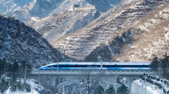 Localizada a 102 metros abaixo do solo, estação de trem fica próxima de área popular da Muralha da China
