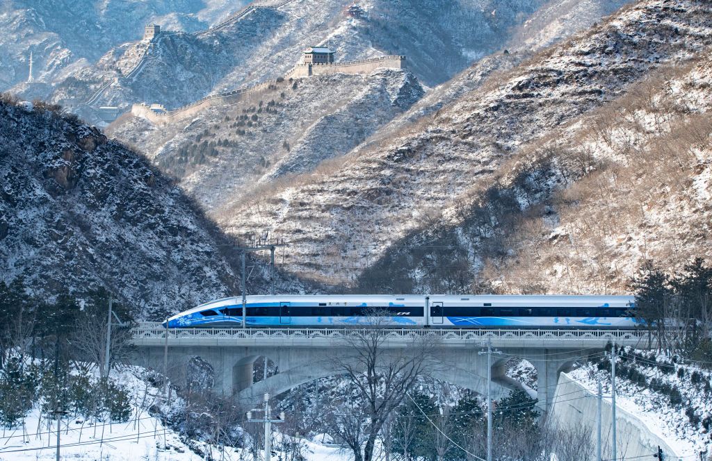 Trem-bala da linha ferroviária de alta velocidade Pequim-Zhangjiakou passa pela seção Juyongguan da Grande Muralha em Pequim, China