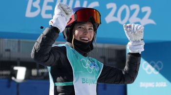 Eileen Gu tem mãe chinesa e se tornou garota-propaganda em Pequim; sua decisão de competir pelo país asiático nos Jogos Olímpicos de Inverno gerou polêmica