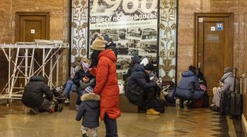 Também há um grande volume de imagens de pessoas saindo de Kiev, com longas filas de carros no trânsito