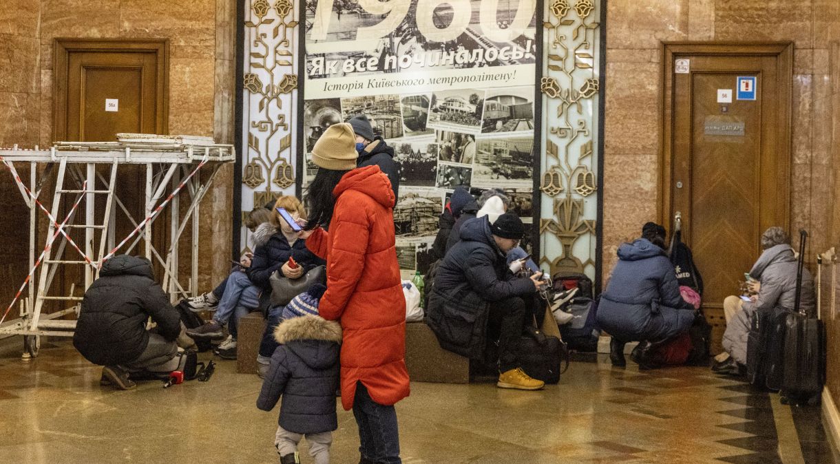 Ucranianos buscam abrigo em estações de metrô após início de ataque russo