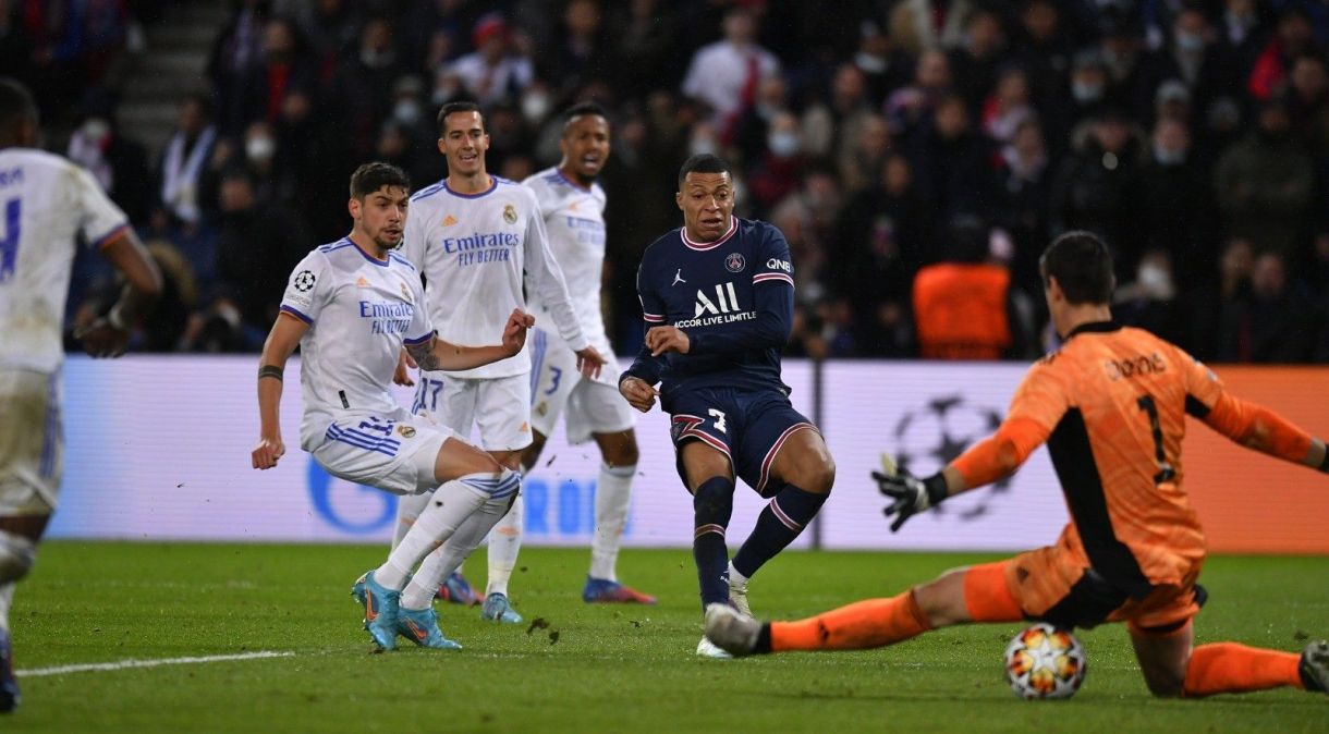 Kylian Mbappé durante partida contra o Real Madrid pelas oitavas de final da Champions League