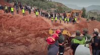 Equipes de resgate correm contra o tempo para salvar menino preso em poço no Marrocos