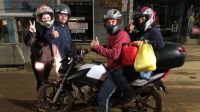 Motoboys e motociclistas se unem para distribuir café e comida nas ruas de Petrópolis