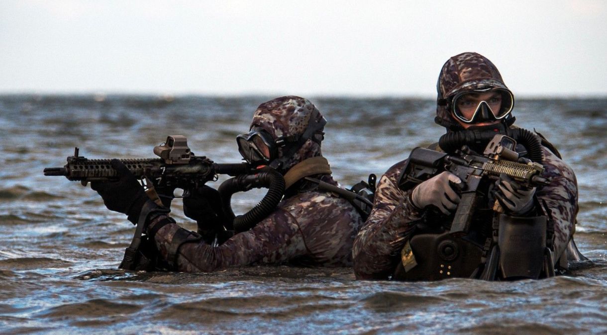 Os SEALs da Marinha realizam treinamento de operações de mergulho no Oceano Atlântico, em 29 de maio de 2019. Os SEALs são o componente marítimo das forças de operações especiais dos EUA e são treinados para realizar missões por mar, ar e terra