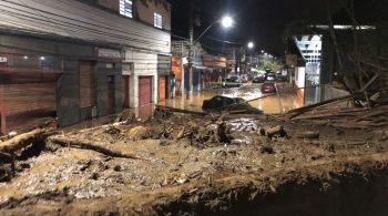 Nesta quinta-feira (17), comerciantes foram aos estabelecimentos para limpeza e avaliar perdas