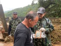 Três dias após a chuva que destruiu Petrópolis, familiares ainda procuram por parentes