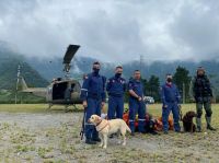 Bombeiros de SC e cães farejadores de 8 estados chegam a Petrópolis para buscas