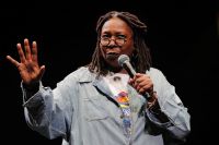 Whoopi Goldberg é suspensa de “The View” por comentários sobre Holocausto