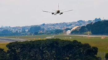 Em vídeo, é possível ouvir orientação da torre de controle após jato cruzar linha de área protegida; companhia aérea diz que manobra é "normal e segura"