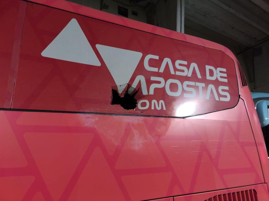 Ônibus do Bahia danificado após ser atingido por bomba na quarta-feira (24)