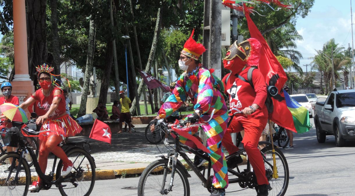 Na praça Sérgio Loreto, Centro do Recife, onde fica a sede do Galo da Madrugada, pequenos grupos registram o momento com a proibição do desfile que arrasta mais de um milhão de foliões