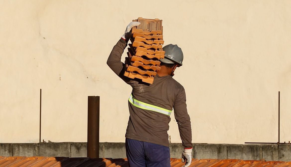 Operários reformam telhado de imóvel em obras no Centro do Rio