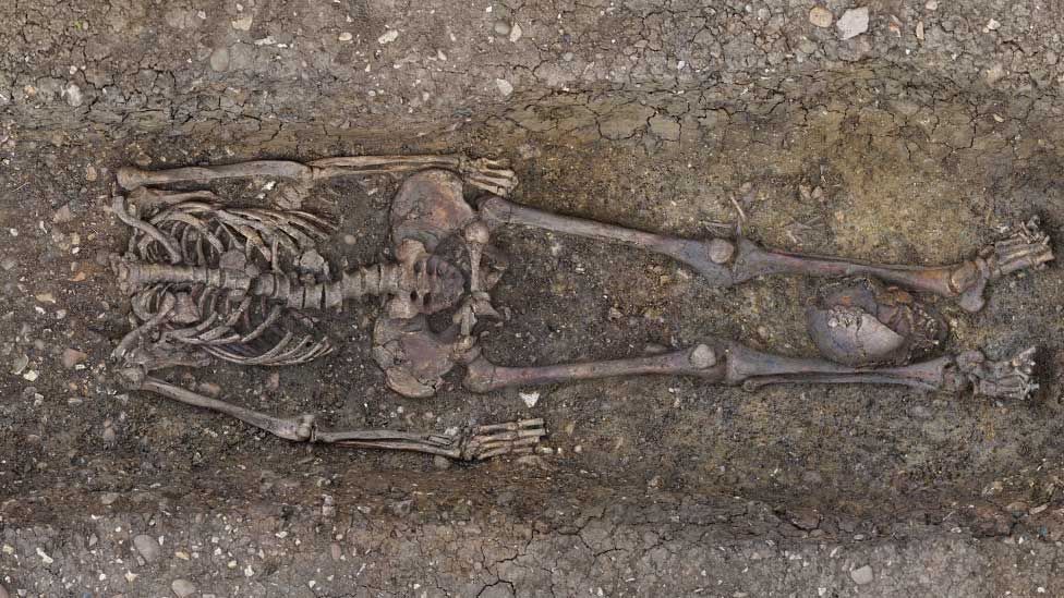 Arqueólogos ingleses descobriram cerca de 40 esqueletos decapitados do período romano