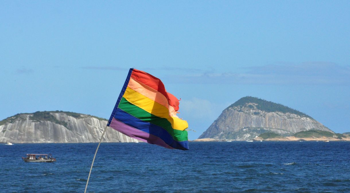 Bandeira LGBTQIA+ na praia de Ipanema, no Rio de Janeiro