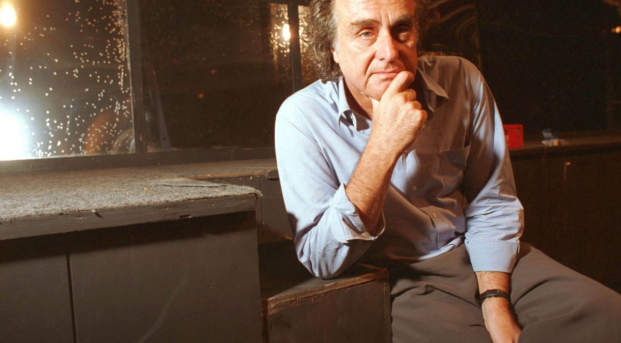 O cineasta, escritor, crítico e colunista, Arnaldo Jabor, posa para foto durante entrevista concedida em São Paulo, em março de 1995.