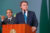 Bolsonaro assina decreto para distribuição gratuita de absorventes íntimos