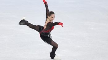 Defesa da atleta de 15 anos foi revelada durante preparativos para os Jogos de Inverno de Pequim; ela marcou 82.16 pontos nesta terça na competição do individual feminino e se classificou provisoriamente