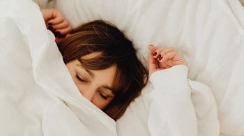 Popularmente conhecida como “hormônio do sono”, a substância pode auxiliar em casos de distúrbios do sono, mas deve ser tomada sob recomendação médica 