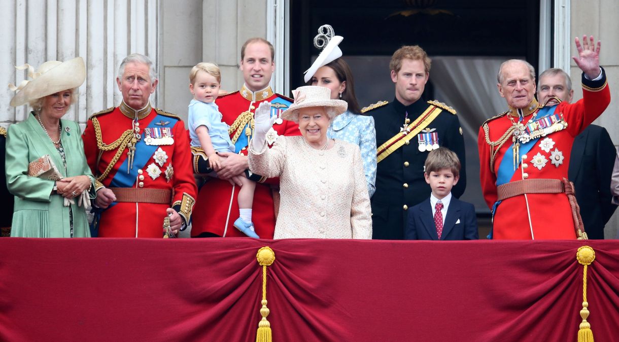 Família real ao redor da rainha Elizabeth II para assistir, da varanda do Palácio de Buckingham, à cerimônia Trooping the Color, em 13 de junho de 2015