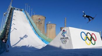 Atrás dos esquiadores que saltam para fora da rampa de 60 metros de altura – a modalidade é salto no esqui estilo livre big air – ficam fornos, chaminés altas e torres de resfriamento no local de uma antiga siderúrgica