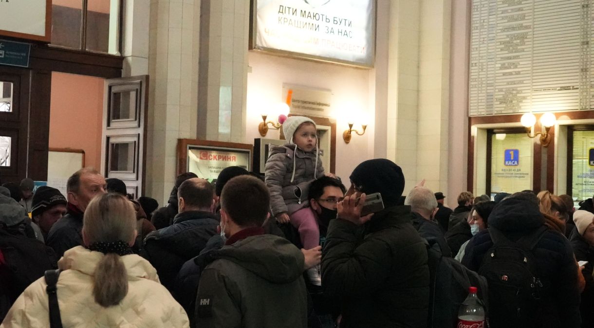 Multidões desembarcam na estação de Lviv depois de fugir da guerra no leste da Ucrânia