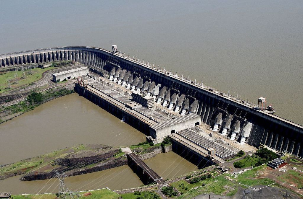 A usina hidrelétrica Itaipu Binacional fica localizada na fronteira entre o Brasil e o Paraguai