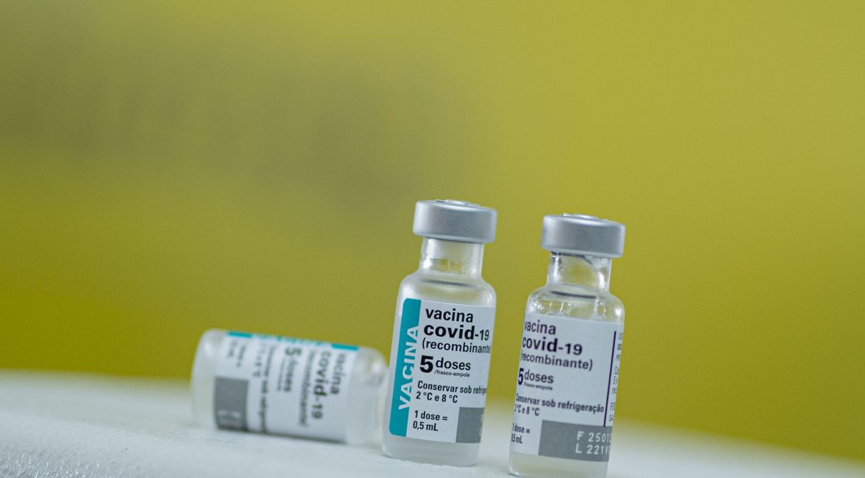 Vacinas da AstraZeneca contra a Covid-19 com fabricação 100% nacional pela Fundação Oswaldo Cruz (Fiocruz)