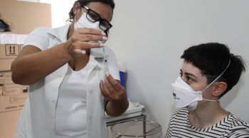 Adesão à imunização no Brasil diminui a cada etapa, caindo de quase 84% na primeira dose para 43% no reforço