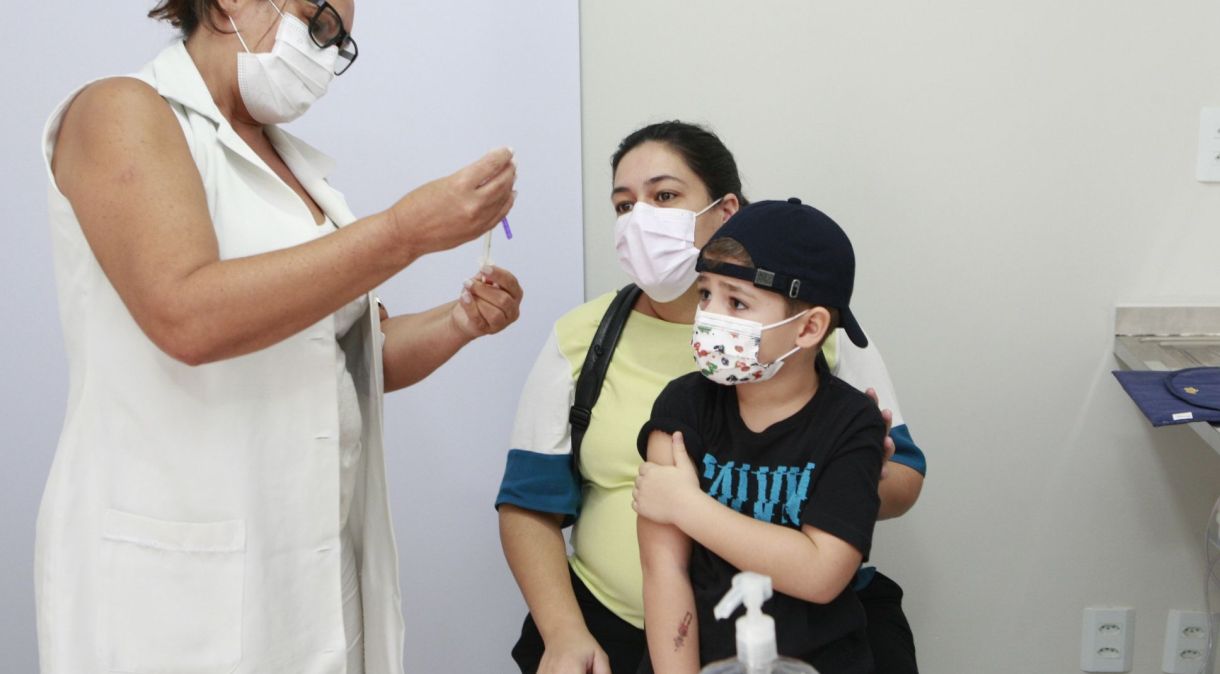 Vacinação de crianças contra a Covid-19 em Minas Gerais.